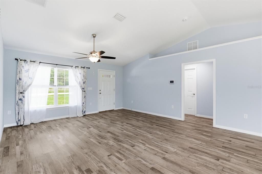 For Sale: $325,000 (3 beds, 2 baths, 1577 Square Feet)