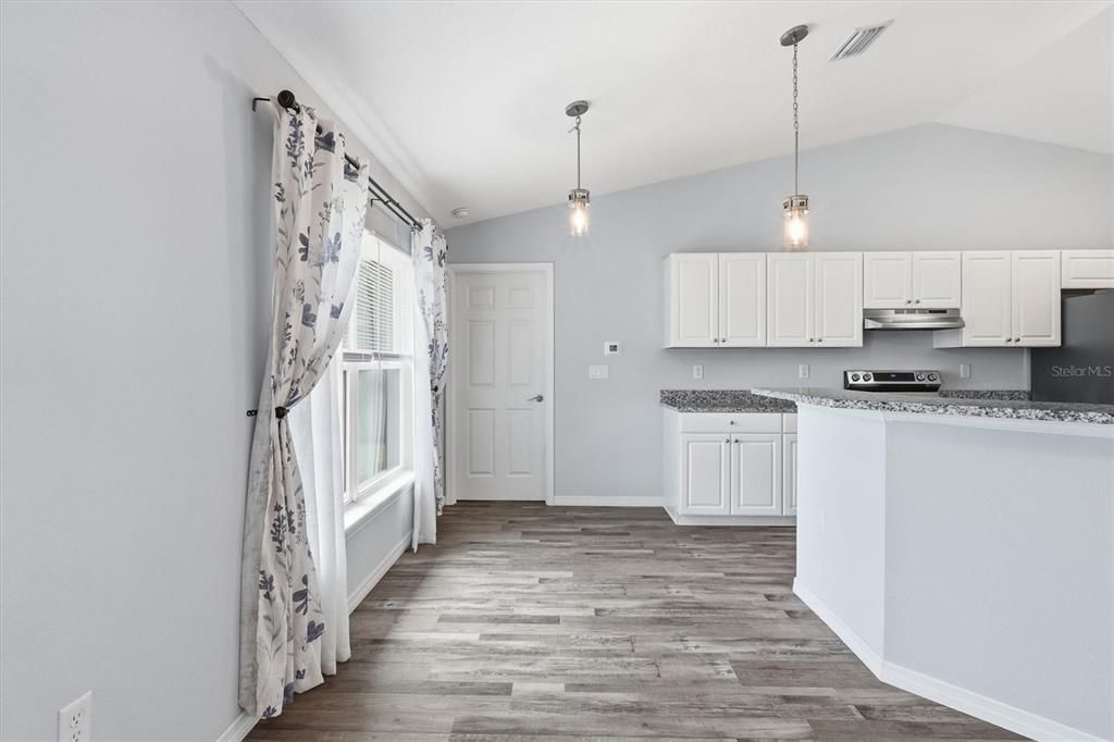 For Sale: $325,000 (3 beds, 2 baths, 1577 Square Feet)