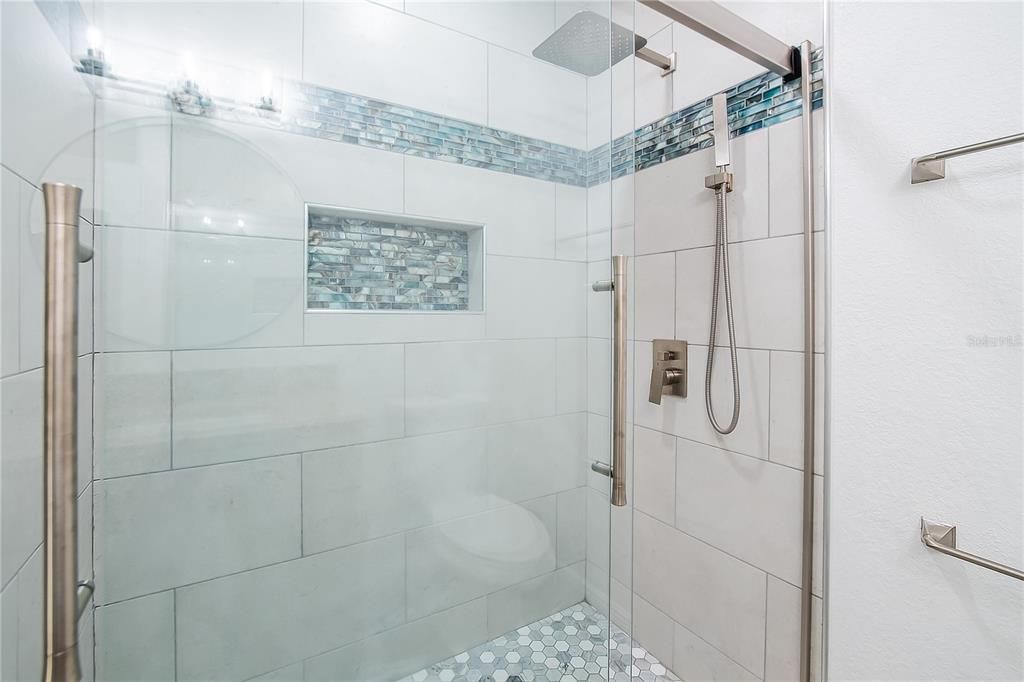 Activo con contrato: $375,000 (3 camas, 2 baños, 1440 Pies cuadrados)