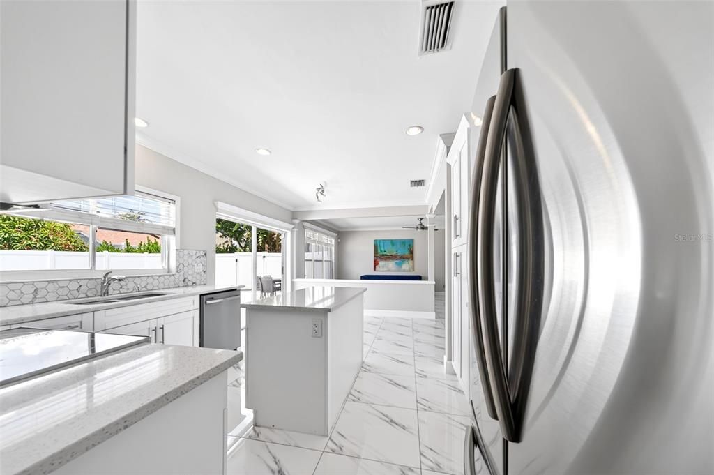 Под контрактом: $449,999 (4 спален, 2 ванн, 2371 Квадратных фут)