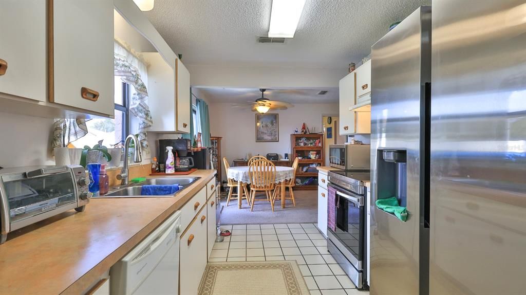 For Sale: $224,900 (2 beds, 2 baths, 1114 Square Feet)