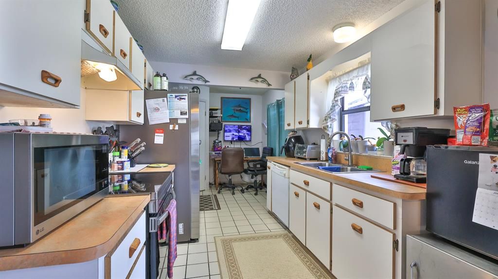 For Sale: $224,900 (2 beds, 2 baths, 1114 Square Feet)