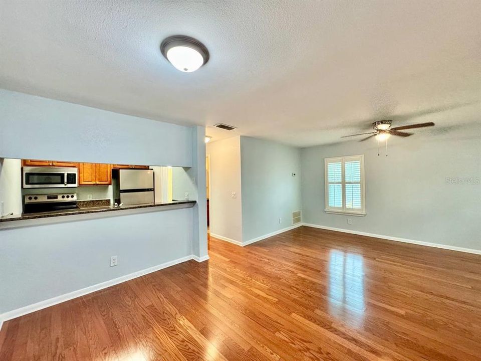 В аренду: $1,700 (2 спален, 1 ванн, 884 Квадратных фут)