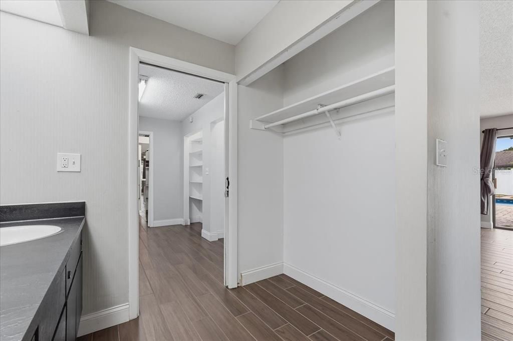 En Venta: $449,500 (4 camas, 2 baños, 2596 Pies cuadrados)