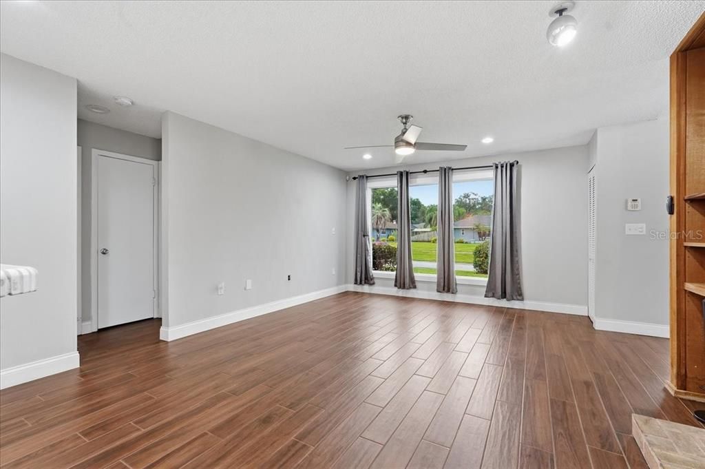 En Venta: $449,500 (4 camas, 2 baños, 2596 Pies cuadrados)
