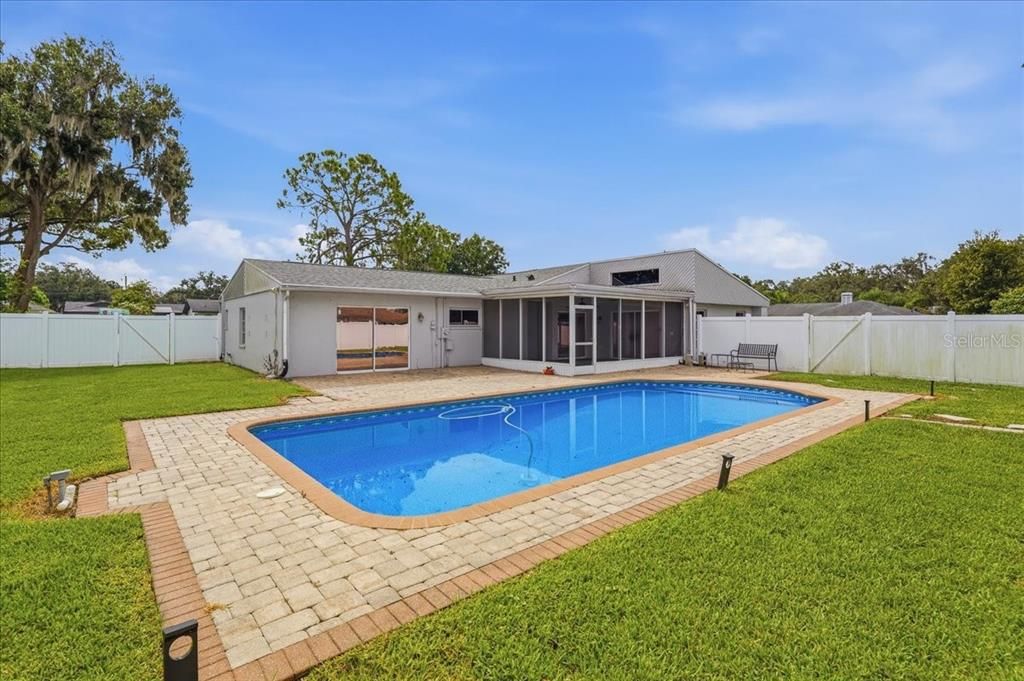 En Venta: $449,500 (4 camas, 2 baños, 2596 Pies cuadrados)
