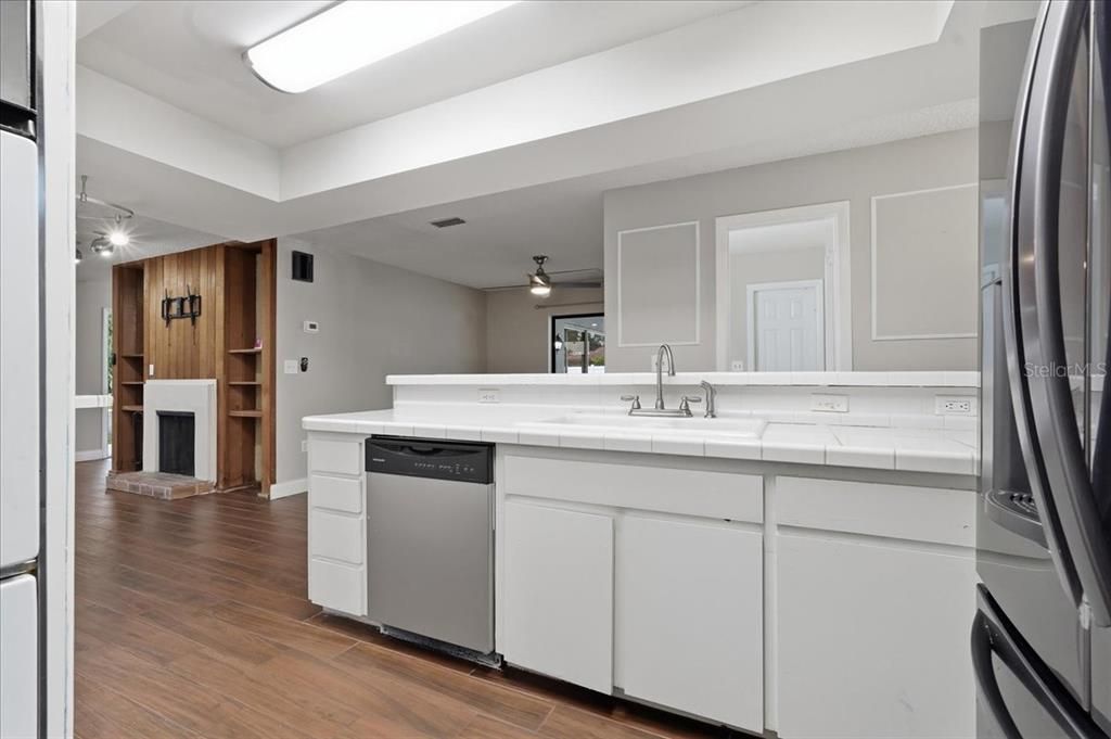 En Venta: $449,500 (4 camas, 2 baños, 2596 Pies cuadrados)