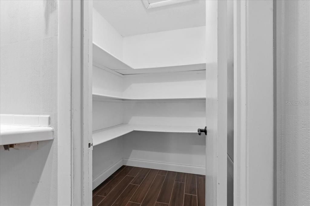 En Venta: $449,500 (4 camas, 2 baños, 2596 Pies cuadrados)