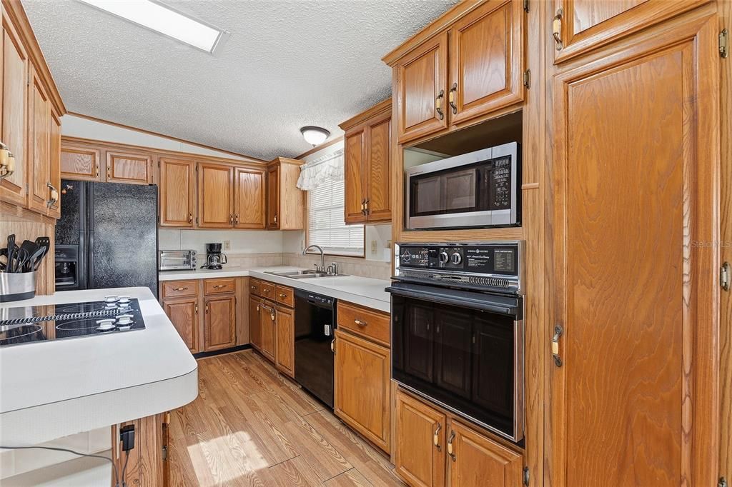 For Sale: $274,900 (2 beds, 2 baths, 1761 Square Feet)