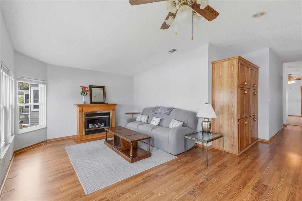 For Sale: $274,900 (2 beds, 2 baths, 1761 Square Feet)
