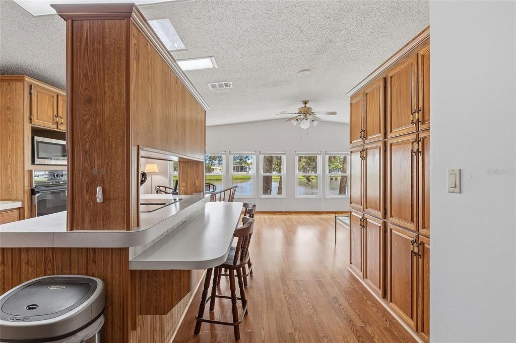 For Sale: $274,900 (2 beds, 2 baths, 1761 Square Feet)