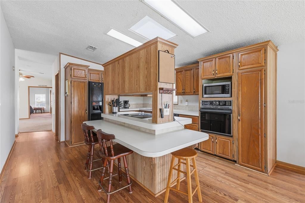 For Sale: $274,900 (2 beds, 2 baths, 1761 Square Feet)