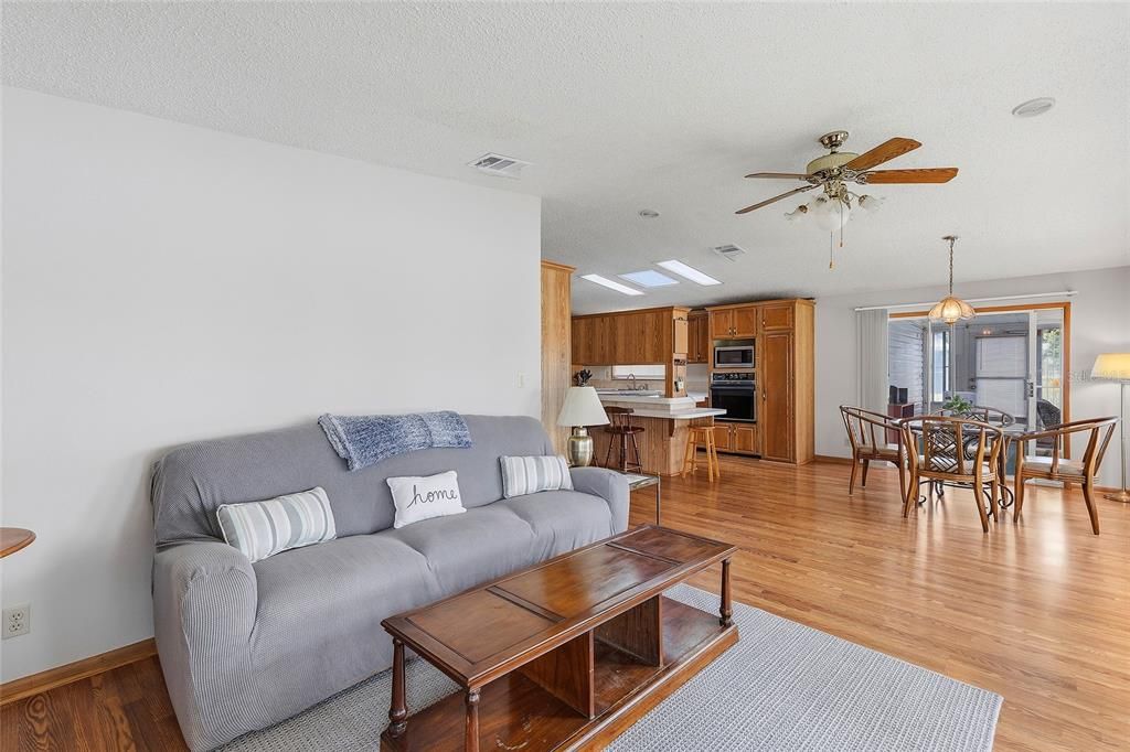 For Sale: $274,900 (2 beds, 2 baths, 1761 Square Feet)