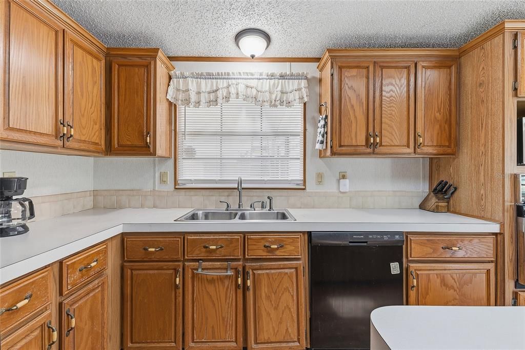 For Sale: $274,900 (2 beds, 2 baths, 1761 Square Feet)