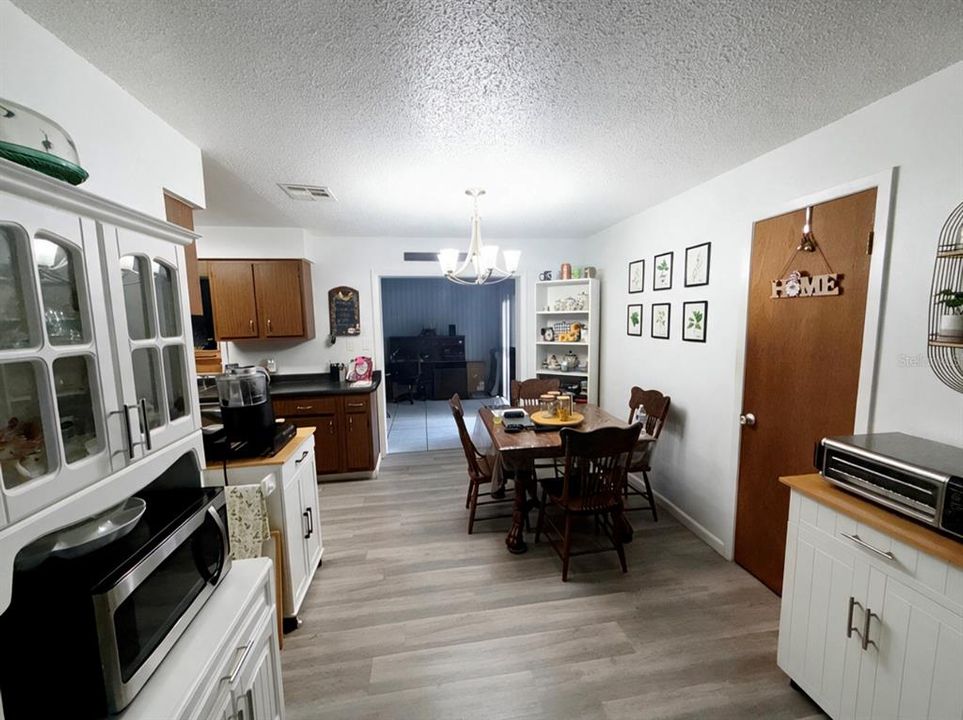 На продажу: $299,900 (3 спален, 2 ванн, 1361 Квадратных фут)