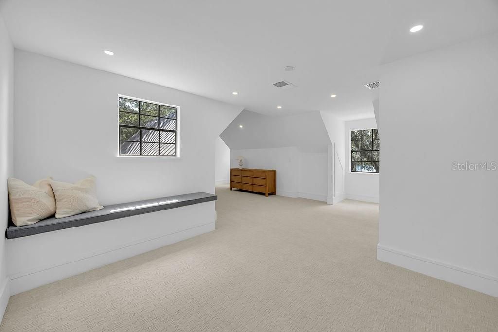 For Sale: $1,100,000 (3 beds, 3 baths, 2427 Square Feet)