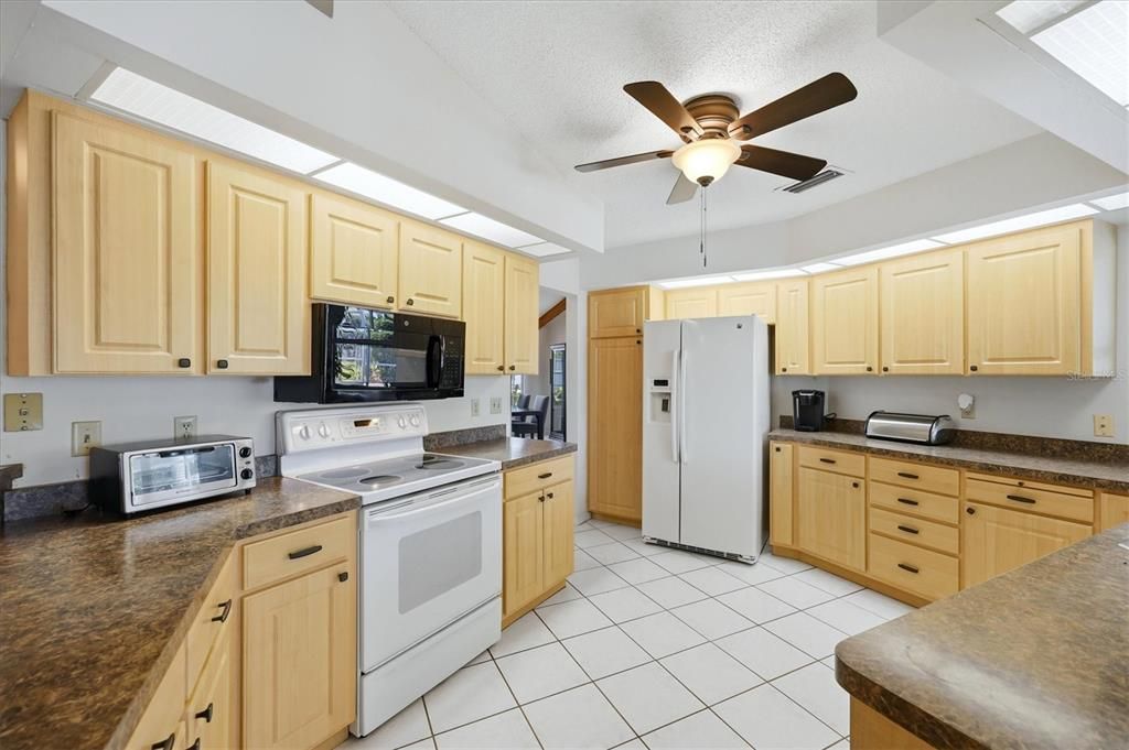 Activo con contrato: $549,990 (3 camas, 2 baños, 2304 Pies cuadrados)