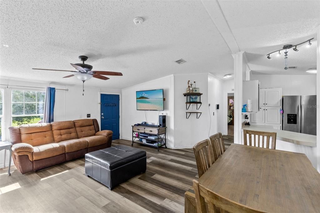 For Sale: $319,900 (4 beds, 2 baths, 1800 Square Feet)