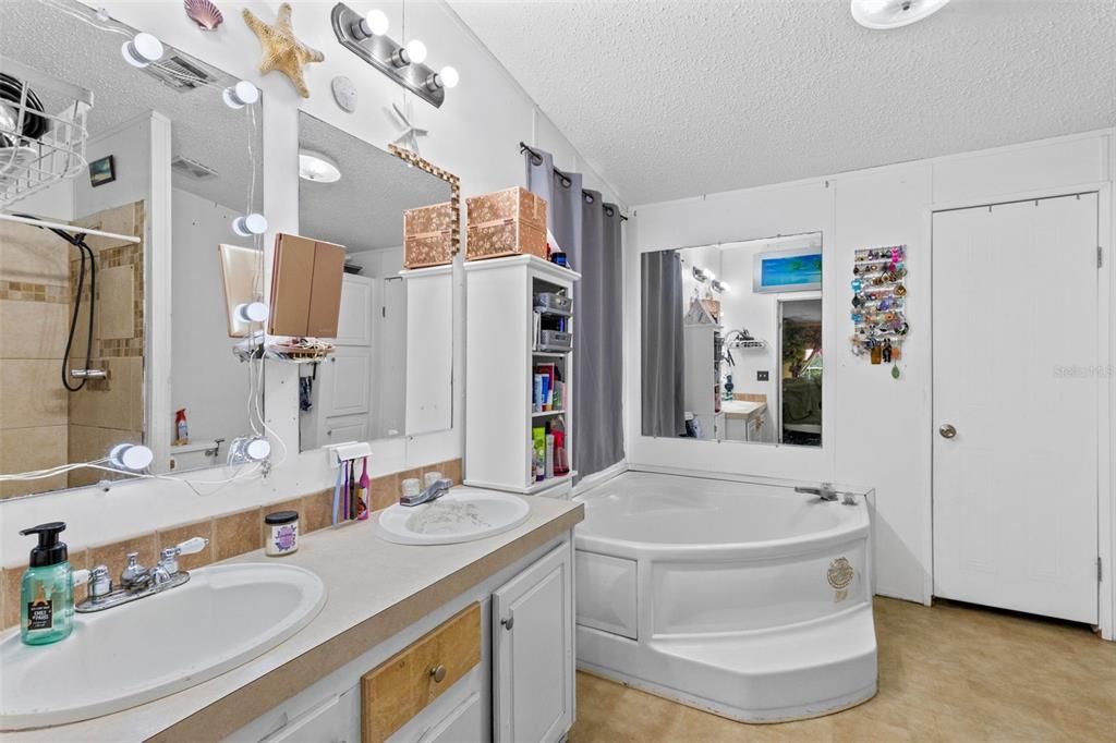 For Sale: $319,900 (4 beds, 2 baths, 1800 Square Feet)