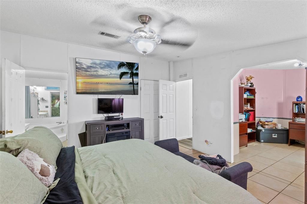 For Sale: $319,900 (4 beds, 2 baths, 1800 Square Feet)