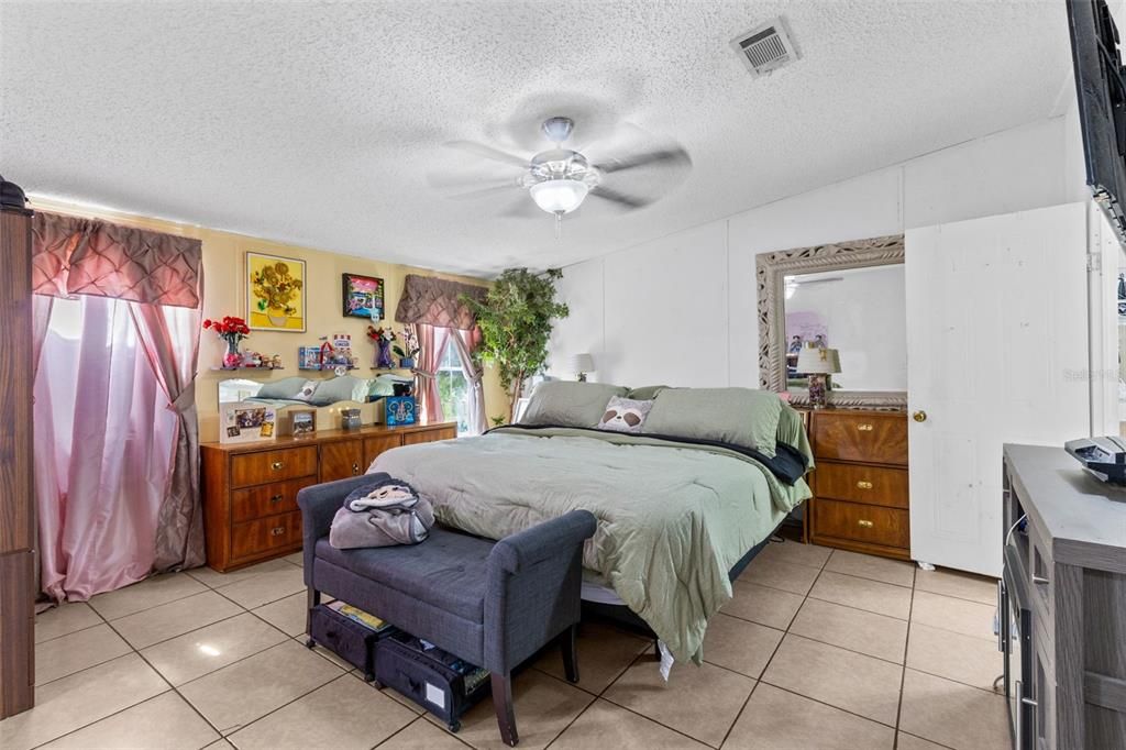 For Sale: $319,900 (4 beds, 2 baths, 1800 Square Feet)