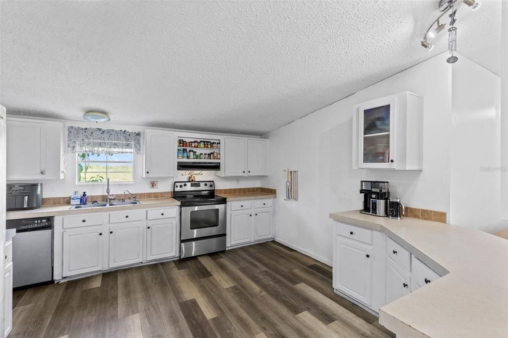 For Sale: $319,900 (4 beds, 2 baths, 1800 Square Feet)
