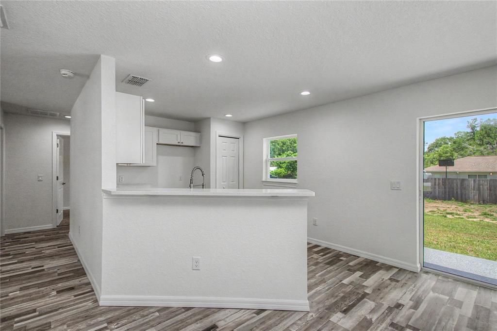 En Venta: $275,000 (3 camas, 2 baños, 1348 Pies cuadrados)