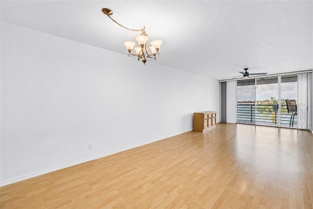 На продажу: $600,000 (2 спален, 2 ванн, 1160 Квадратных фут)
