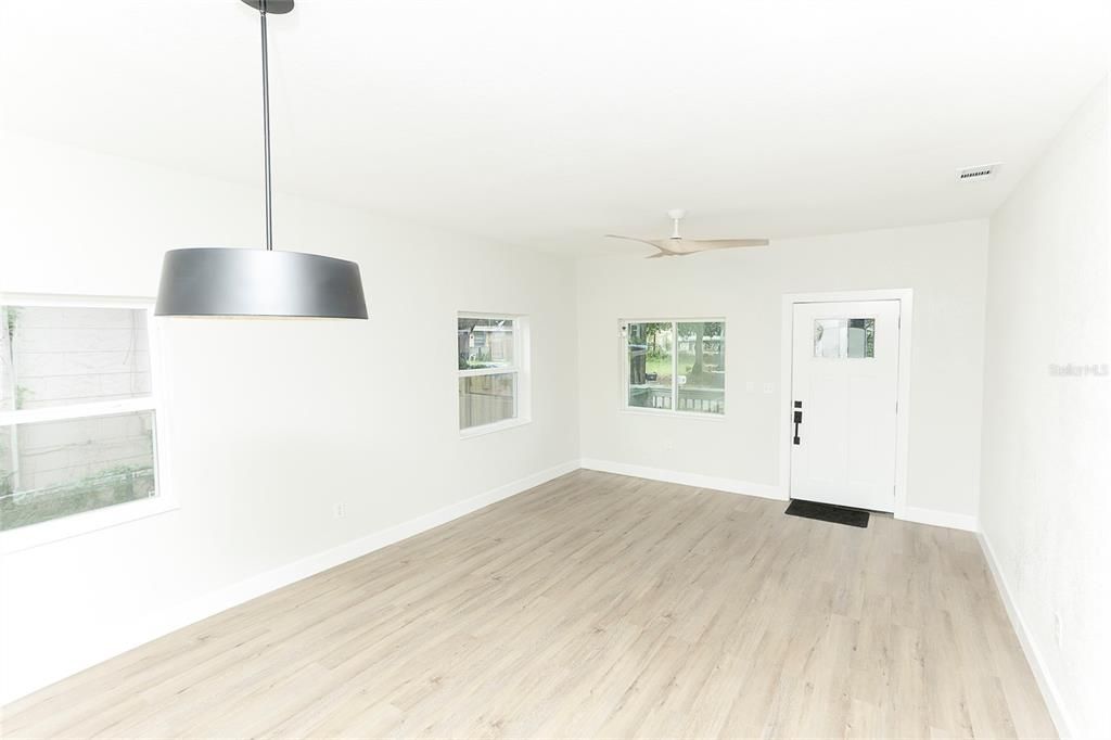En Venta: $325,000 (3 camas, 2 baños, 1106 Pies cuadrados)