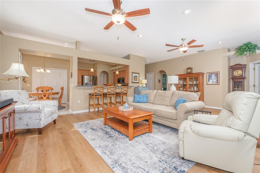 For Sale: $345,000 (2 beds, 2 baths, 1405 Square Feet)