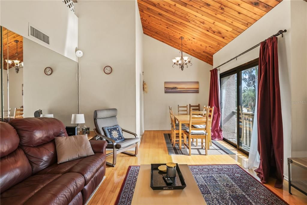 For Sale: $509,000 (2 beds, 2 baths, 998 Square Feet)