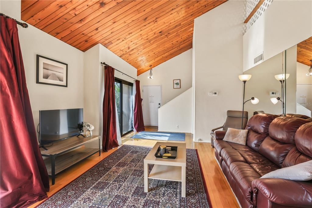 For Sale: $509,000 (2 beds, 2 baths, 998 Square Feet)