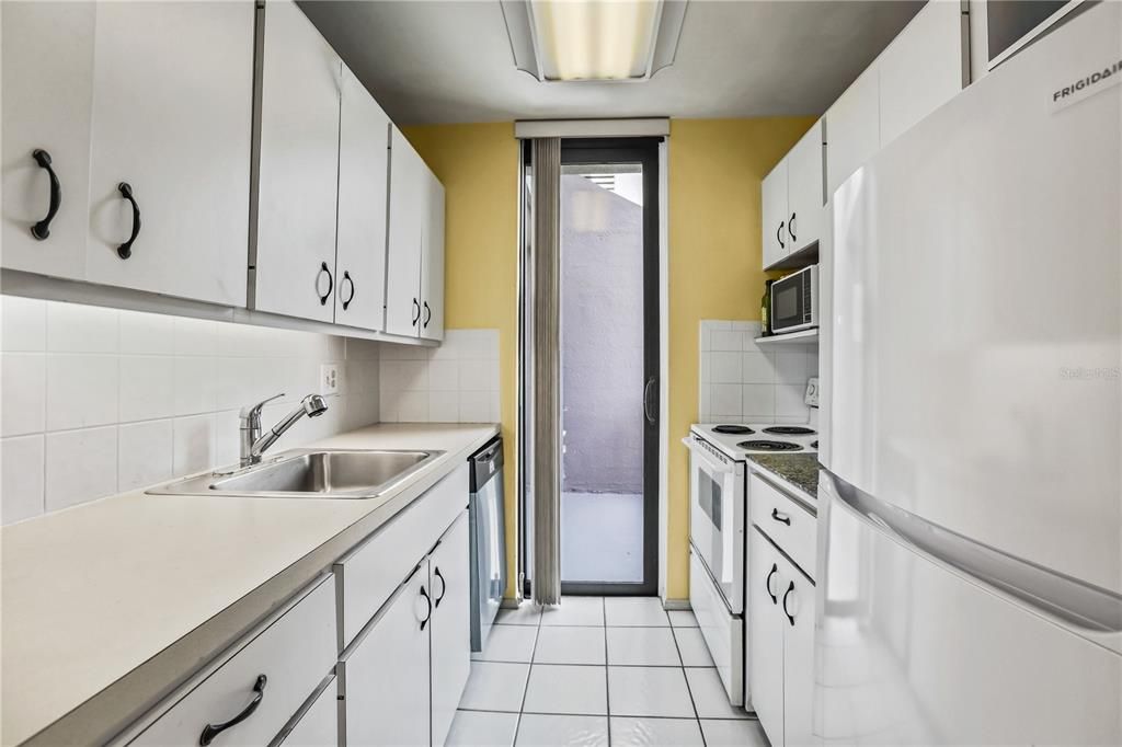For Sale: $509,000 (2 beds, 2 baths, 998 Square Feet)