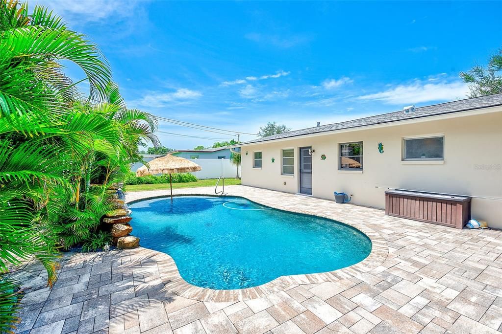 Под контрактом: $420,000 (3 спален, 2 ванн, 1000 Квадратных фут)