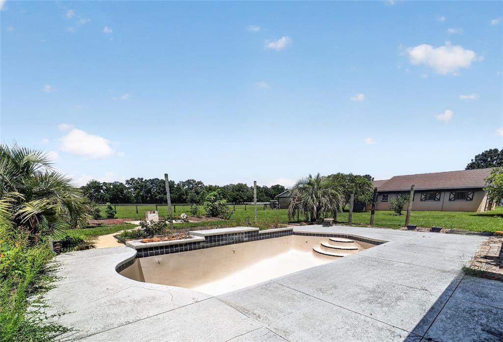 For Sale: $1,400,000 (3 beds, 2 baths, 2392 Square Feet)