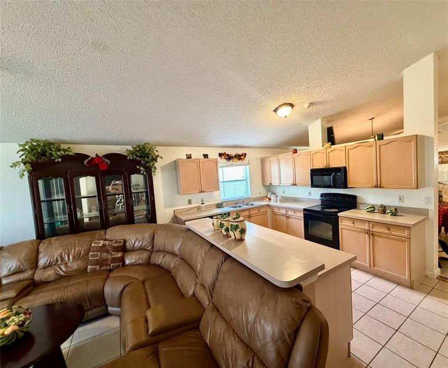 На продажу: $334,900 (3 спален, 2 ванн, 1704 Квадратных фут)