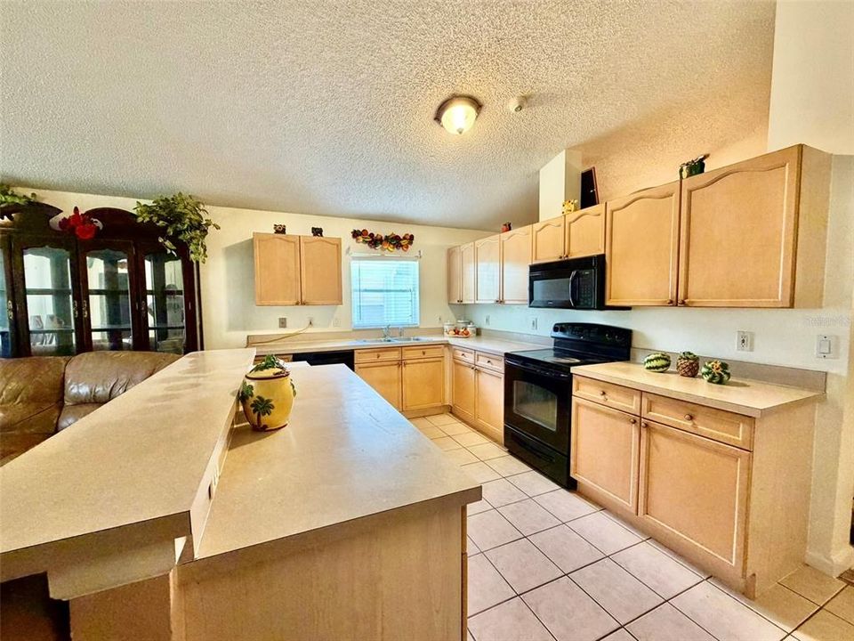 На продажу: $334,900 (3 спален, 2 ванн, 1704 Квадратных фут)