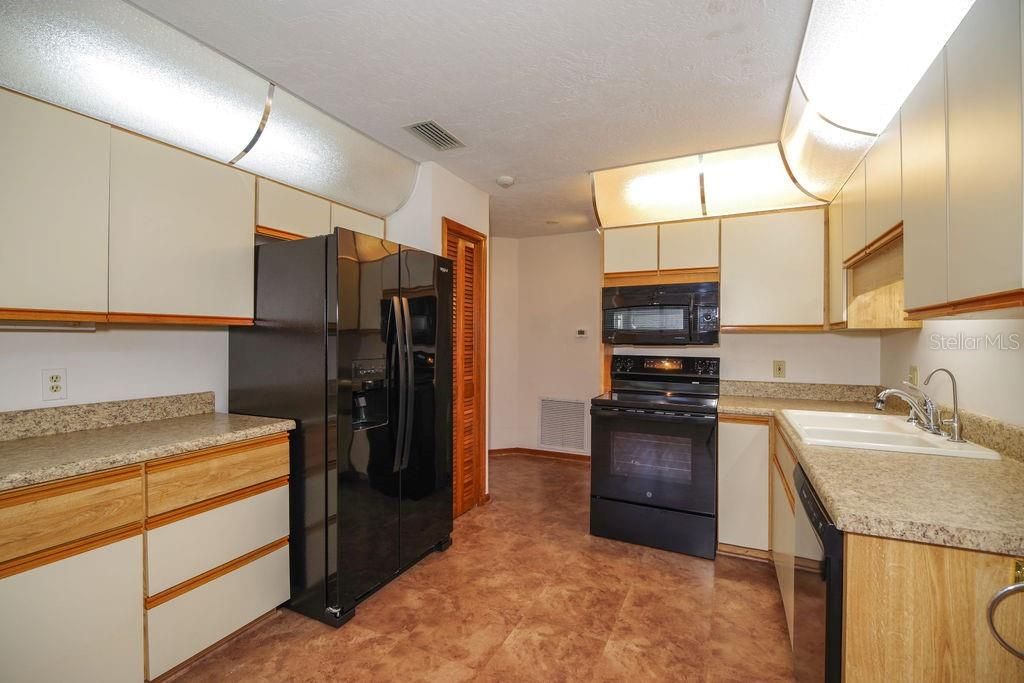 На продажу: $199,000 (2 спален, 2 ванн, 1568 Квадратных фут)