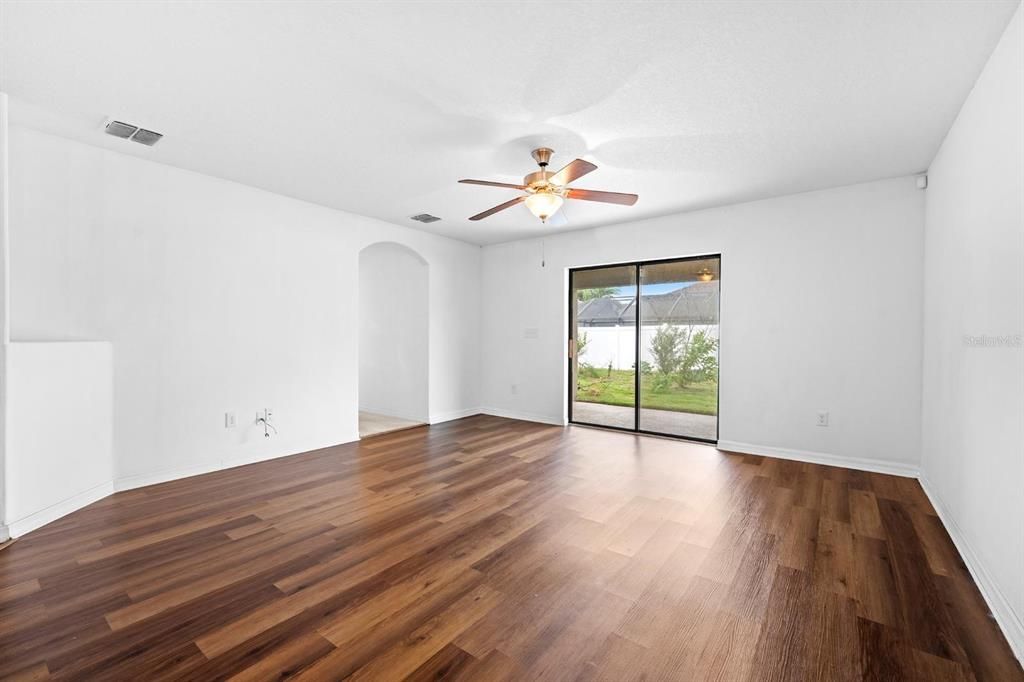 En Venta: $333,000 (4 camas, 2 baños, 1884 Pies cuadrados)