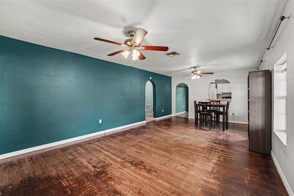 Active With Contract: $210,000 (3 beds, 1 baths, 1192 Square Feet)