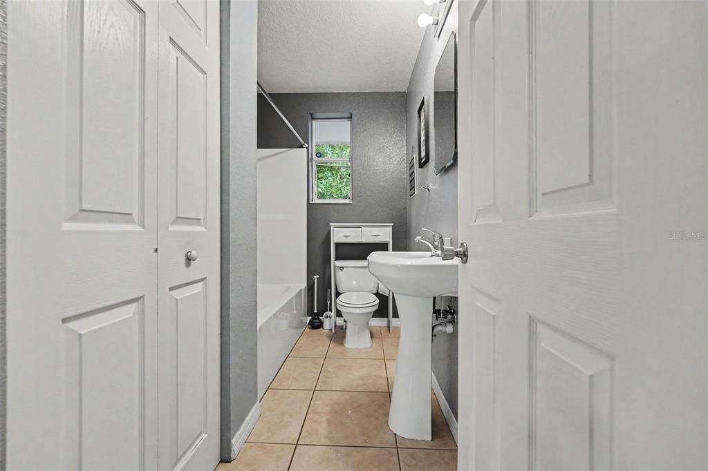 Active With Contract: $210,000 (3 beds, 1 baths, 1192 Square Feet)