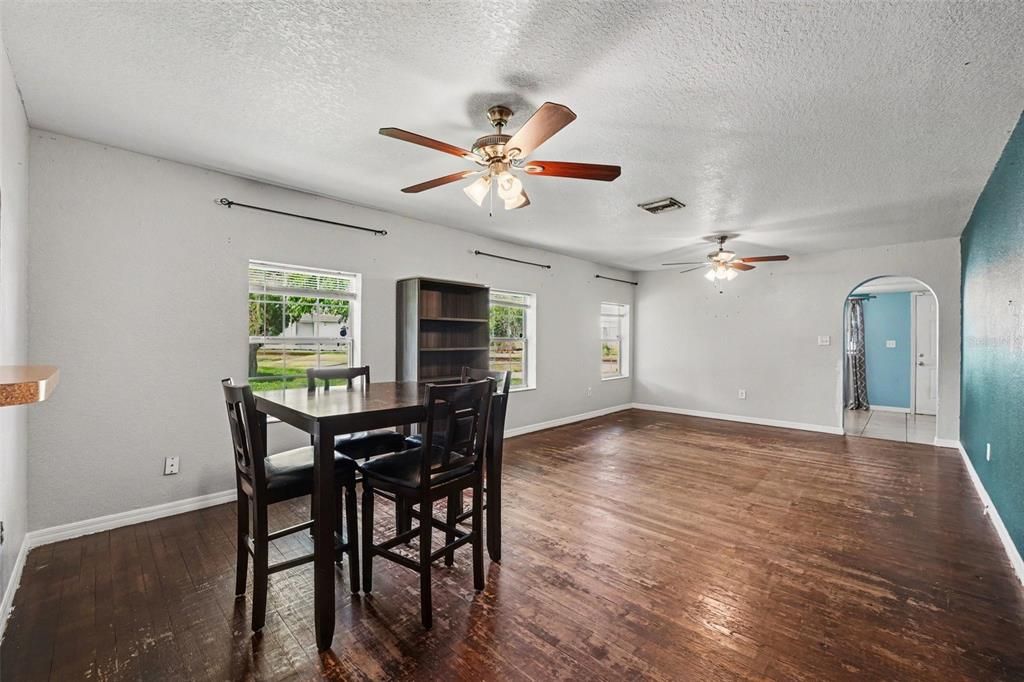 Active With Contract: $210,000 (3 beds, 1 baths, 1192 Square Feet)