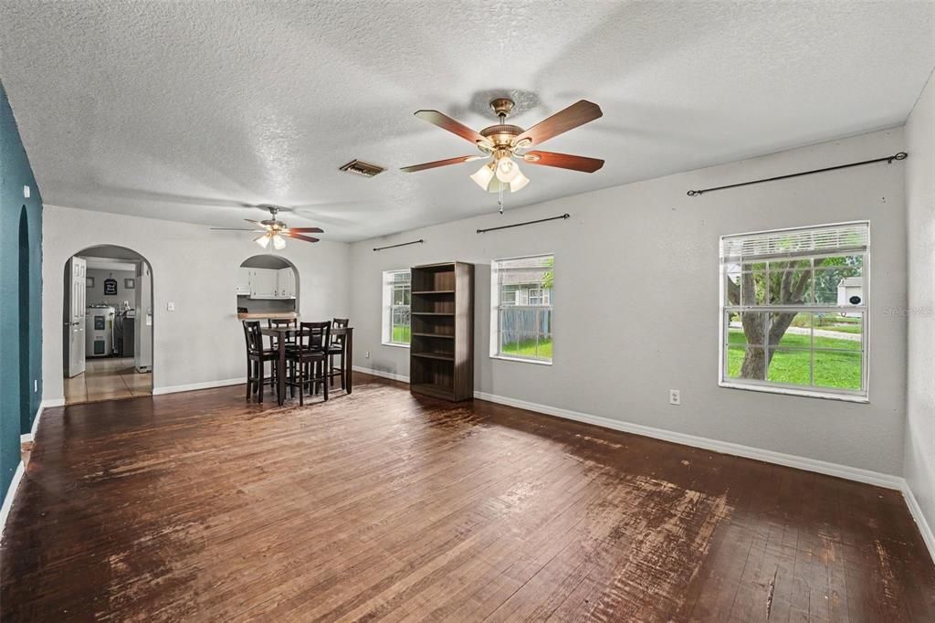 Active With Contract: $210,000 (3 beds, 1 baths, 1192 Square Feet)
