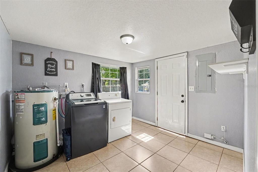 Active With Contract: $210,000 (3 beds, 1 baths, 1192 Square Feet)