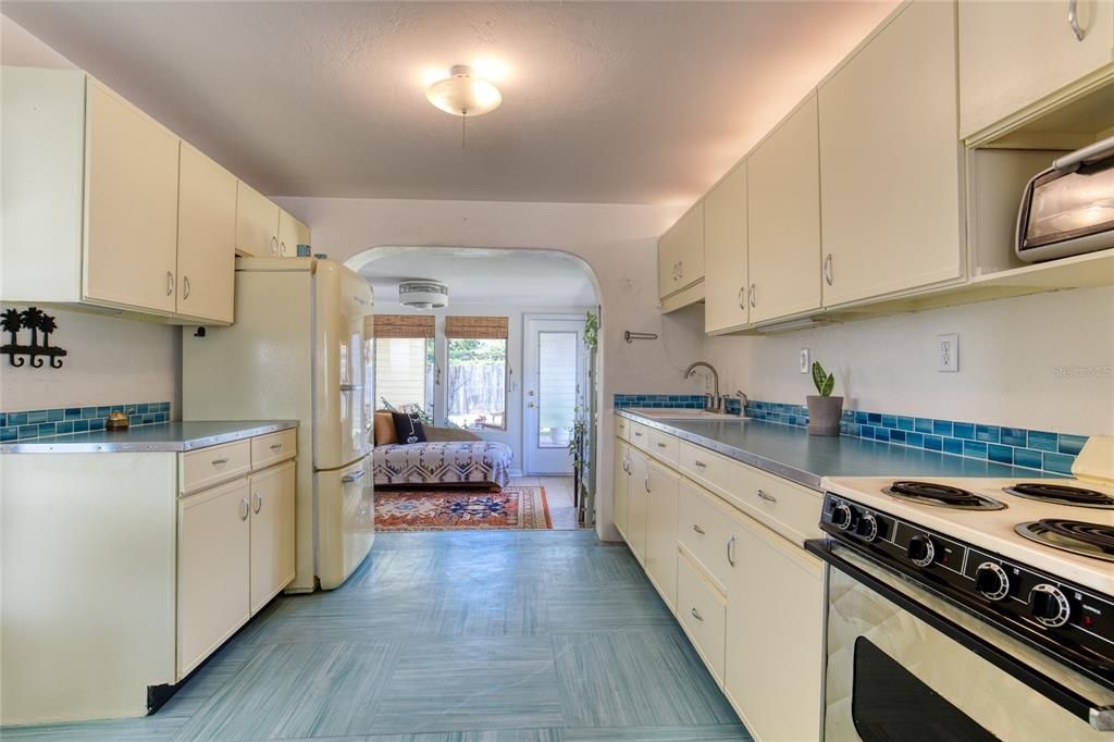 For Sale: $349,000 (3 beds, 2 baths, 1256 Square Feet)