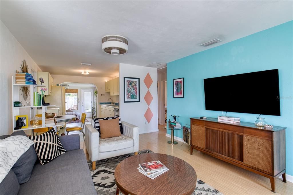 For Sale: $349,000 (3 beds, 2 baths, 1256 Square Feet)