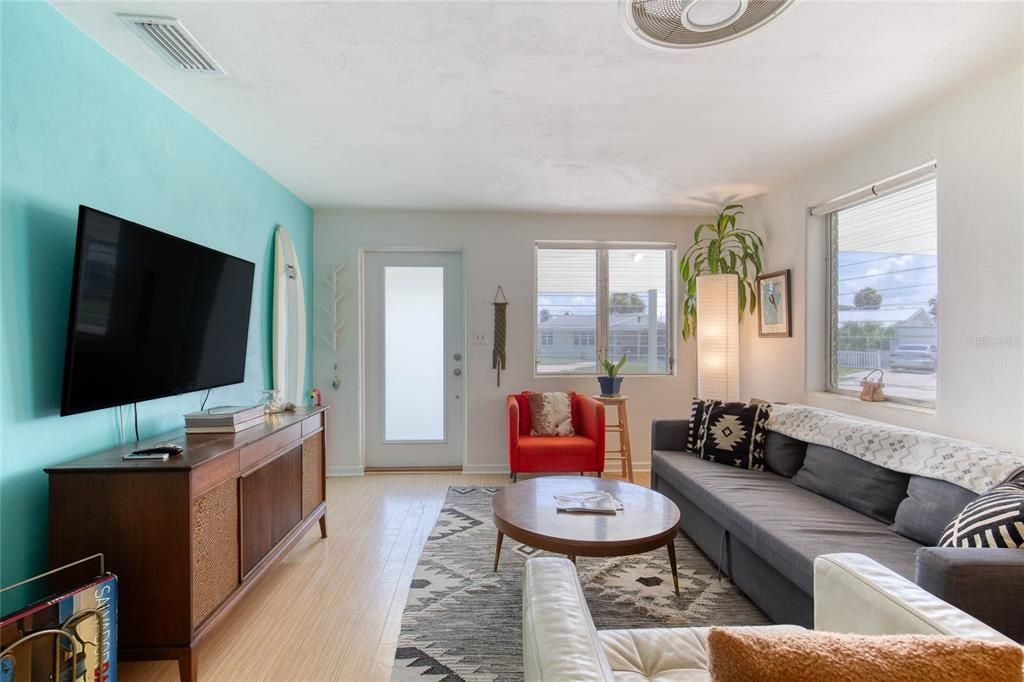 For Sale: $349,000 (3 beds, 2 baths, 1256 Square Feet)