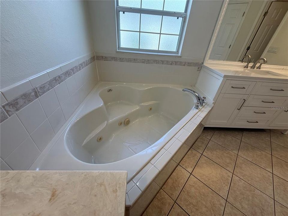 Active With Contract: $4,000 (5 beds, 3 baths, 3255 Square Feet)