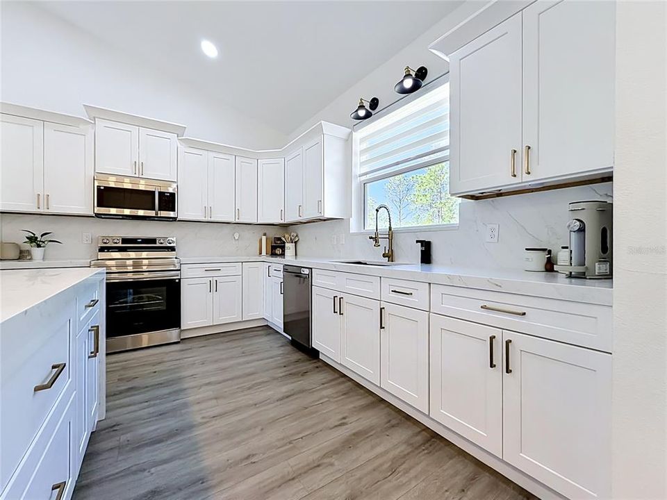 На продажу: $429,999 (3 спален, 2 ванн, 1764 Квадратных фут)