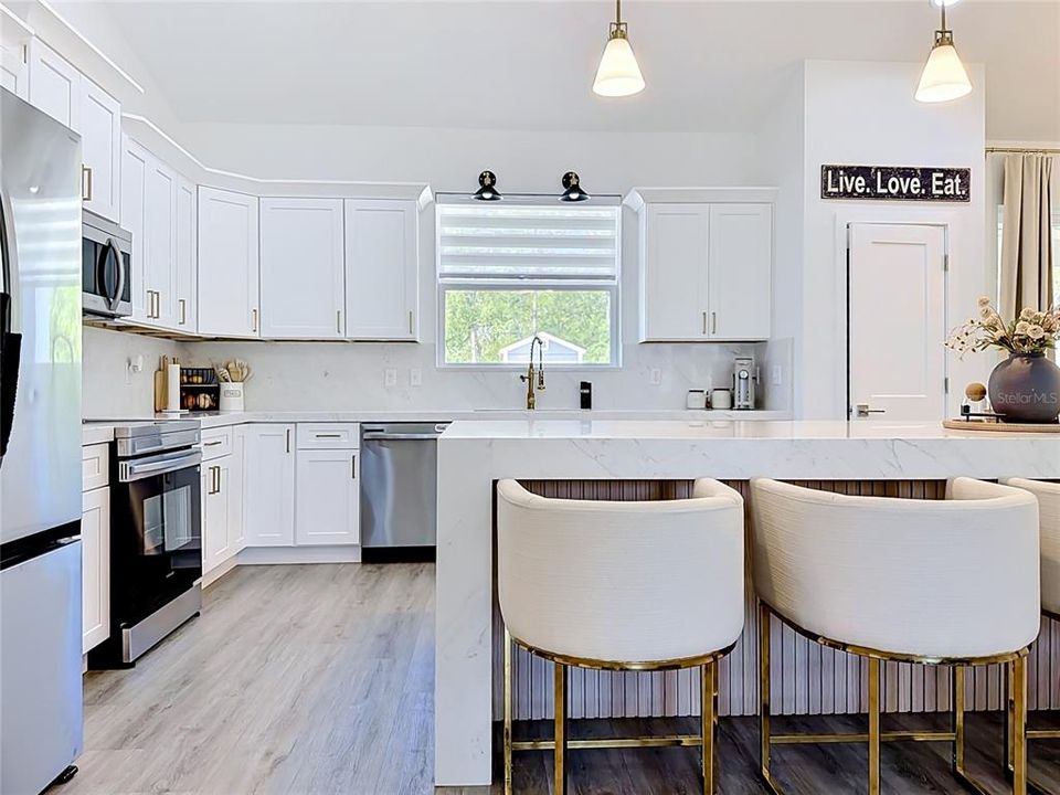 На продажу: $429,999 (3 спален, 2 ванн, 1764 Квадратных фут)